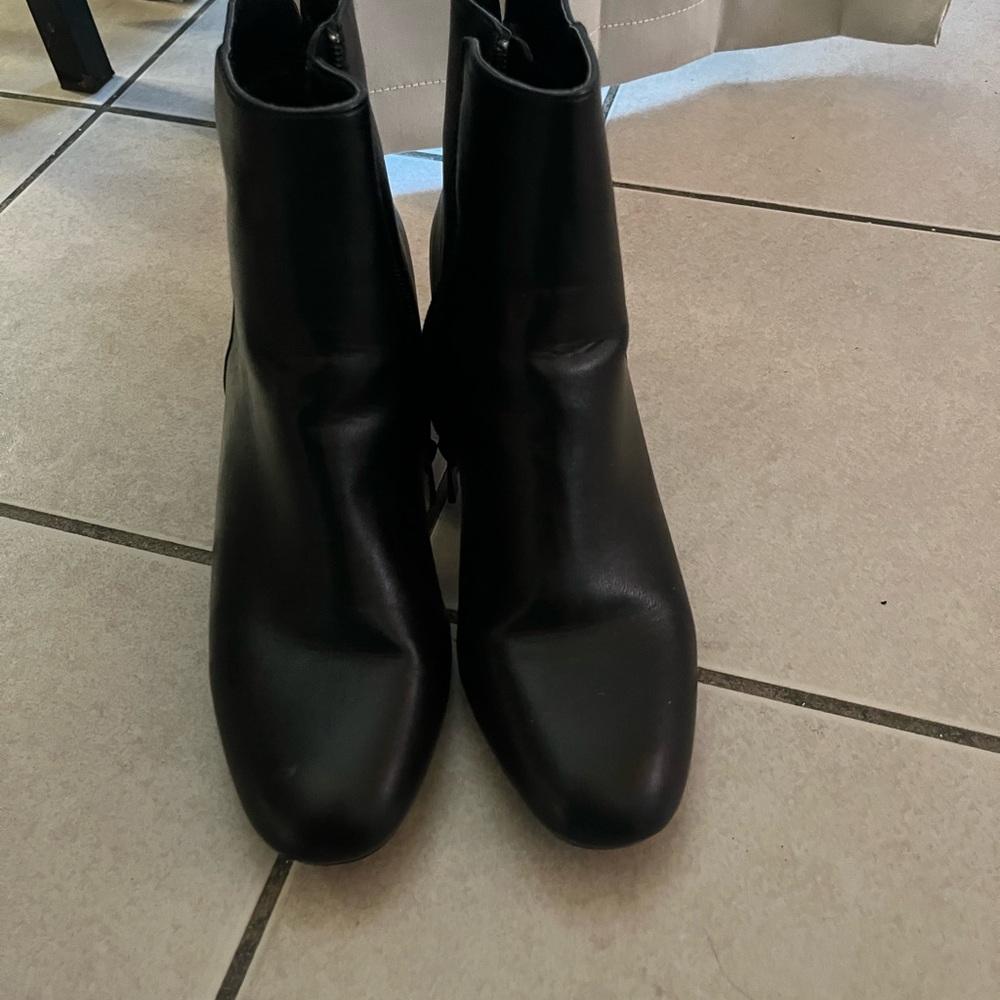 Size 9 women’s black heeled boots